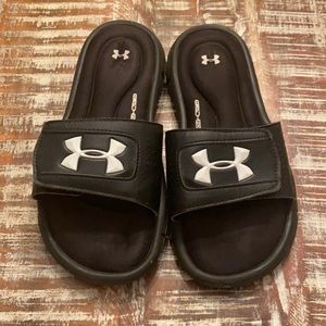 Boys size 4Y Under Armour slides